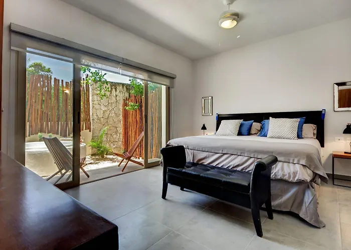 Poolside Bliss With Private Terrace And Jacuzzi Apartamento